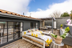 Outdoor dining - Stone House with Pool (vertheuil)