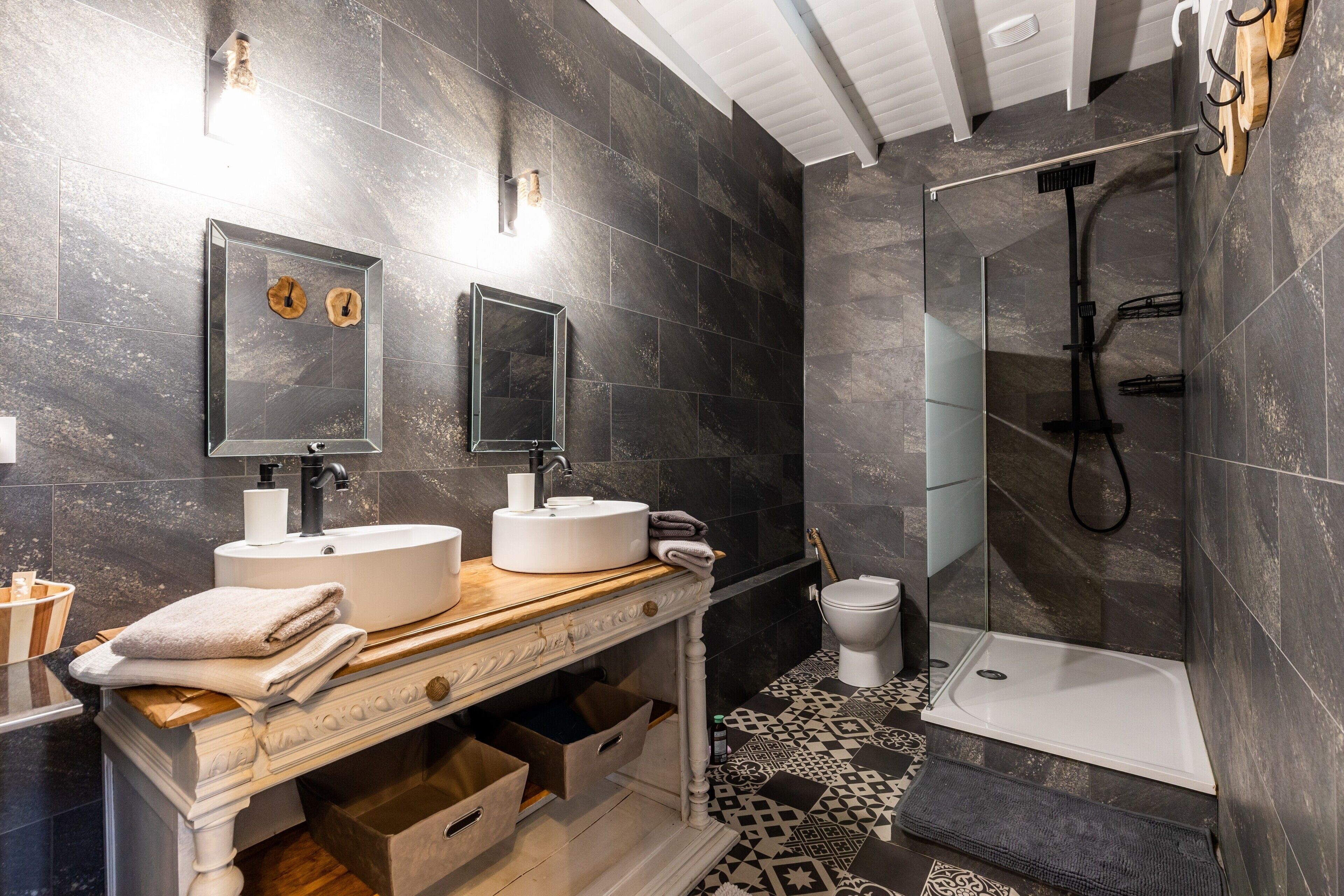 Shower, hair dryer, towels