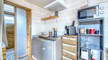 Refrigerador, microondas, placa de cocina, cafetera/tetera