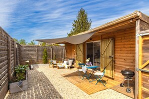 Outdoor dining - Chalet "in Medoc 3" with Private Garden & Wi-Fi (vertheuil)