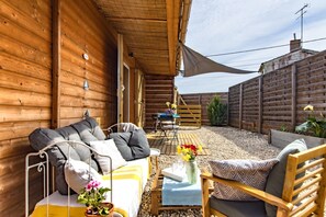 Terrace/patio - Chalet "in Medoc 3" with Private Garden & Wi-Fi (vertheuil)