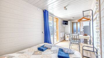 1 bedroom, bed sheets