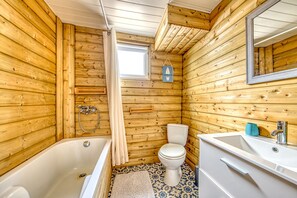 Bathtub, towels