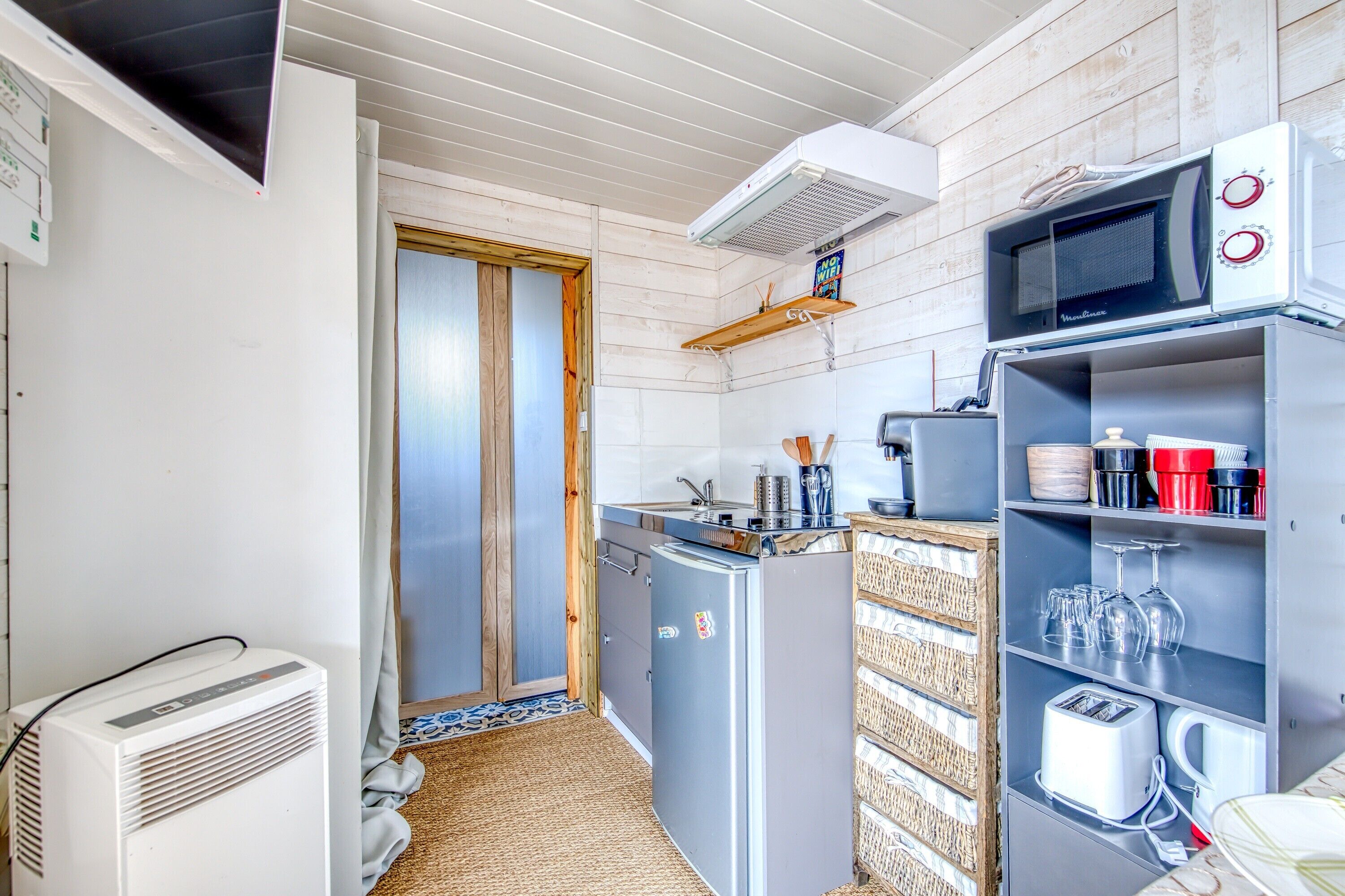 Fridge, microwave, stovetop, coffee/tea maker