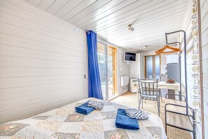 1 bedroom, bed sheets