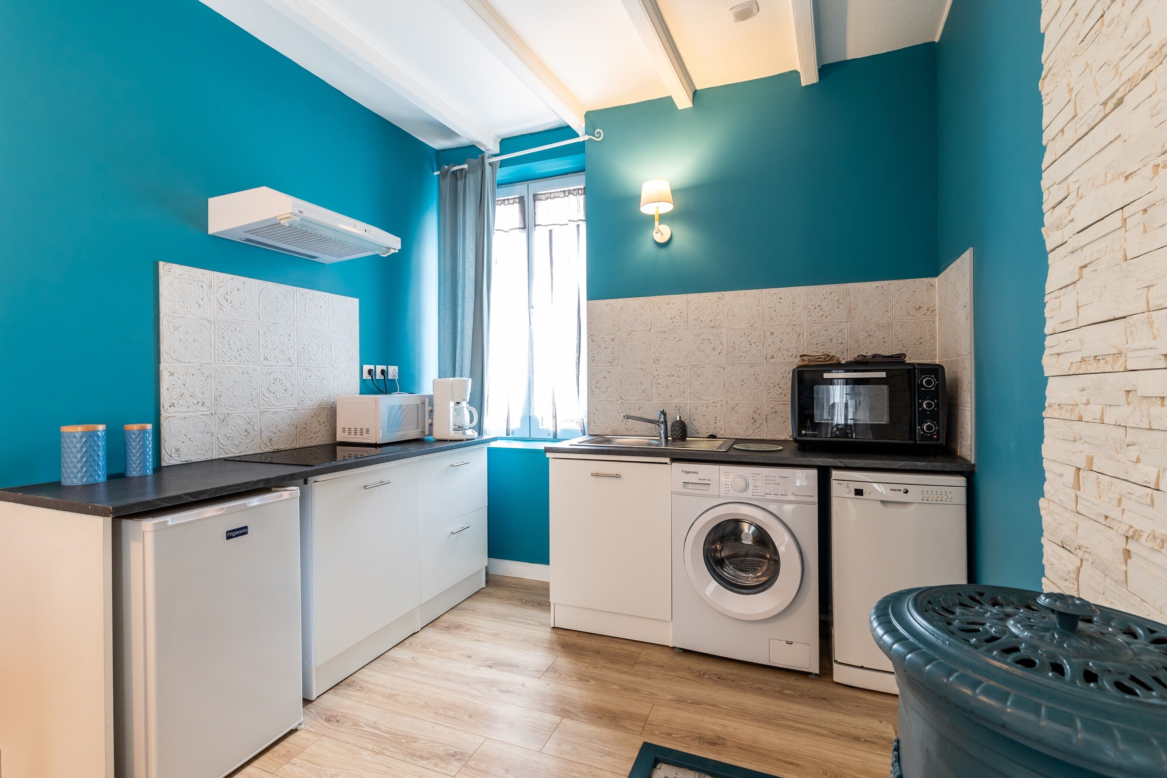 Jääkaappi, mikroaaltouuni, uuni, liesi