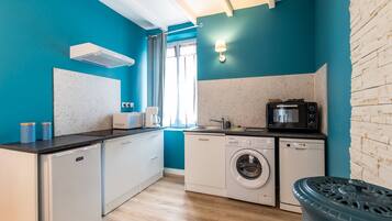 Jääkaappi, mikroaaltouuni, uuni, liesi