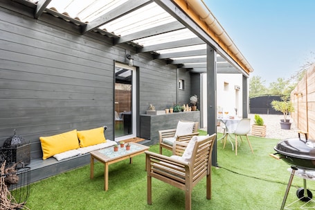 Outdoor dining. Wellness Cottage with Sauna and Spa