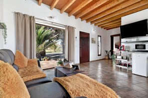 TV - Holiday Home 'Guenia I' with Mountain View, Wi-Fi and Air Conditioning (Teguise)