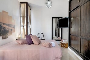 1 dormitori, planxa i posts de planxar, wifi gratuïta i roba de llit