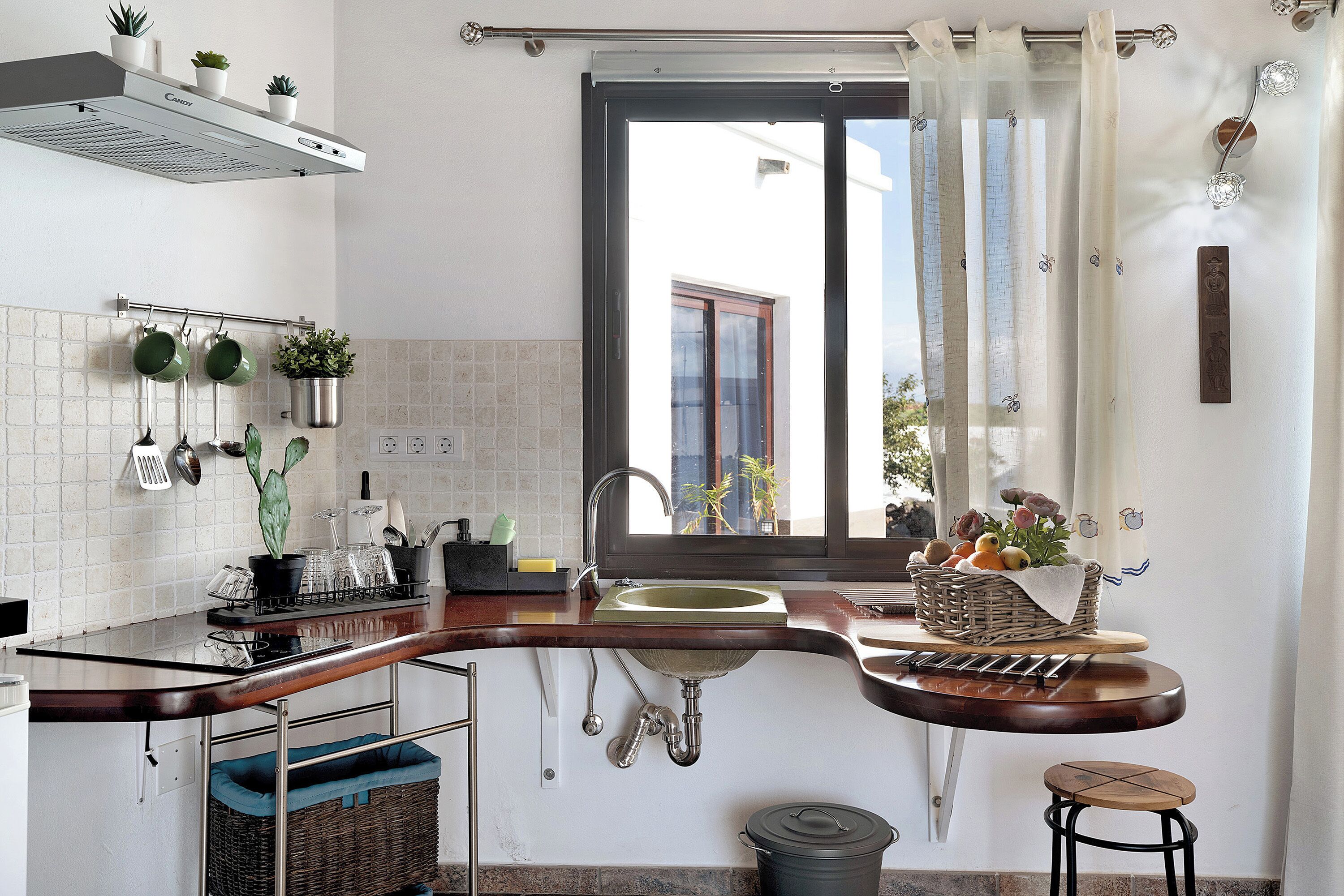 Køleskab, mikrobølgeovn, kogeplade, kaffe-/temaskine