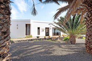 Exterior - Holiday Home 'Guenia I' with Mountain View, Wi-Fi and Air Conditioning (Teguise)