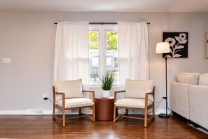 Smart TV - Relaxing White House, Cozy Back Porch, 15 minutes to Downtown (Taylors)