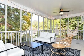 Interior - Relaxing White House, Cozy Back Porch, 15 minutes to Downtown (Taylors)