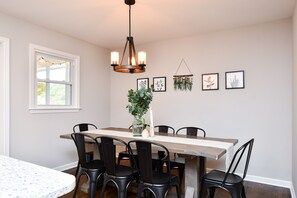 Dining - Relaxing White House, Cozy Back Porch, 15 minutes to Downtown (Taylors)