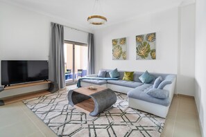 Premier appartement, 3 slaapkamers, uitzicht op zee | Woonruimte | Een 43-inch flatscreentelevisie met kabelzenders, televisie en Netflix