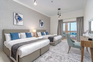 Luxe appartement, 2 slaapkamers, balkon, uitzicht op zee | Individueel gedecoreerd, individueel gemeubileerd, een bureau