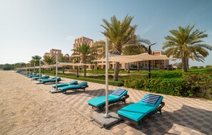 Sur la plage, chaise longue, parasol