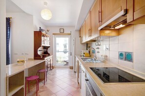 Frigorífico, microondas, horno y placa de cocina
