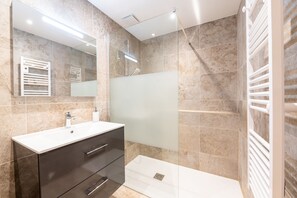 Dusche, Haartrockner, Handtücher