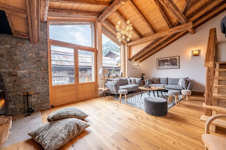 Télévision, cheminée, chaîne hi-fi. Chalet "Alouette" avec terrasse privée, 2 balcons et Wi-Fi