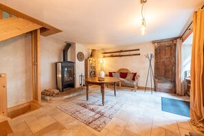 Una sala de estar acogedora con chimenea, muebles de madera y una decoración rústica.