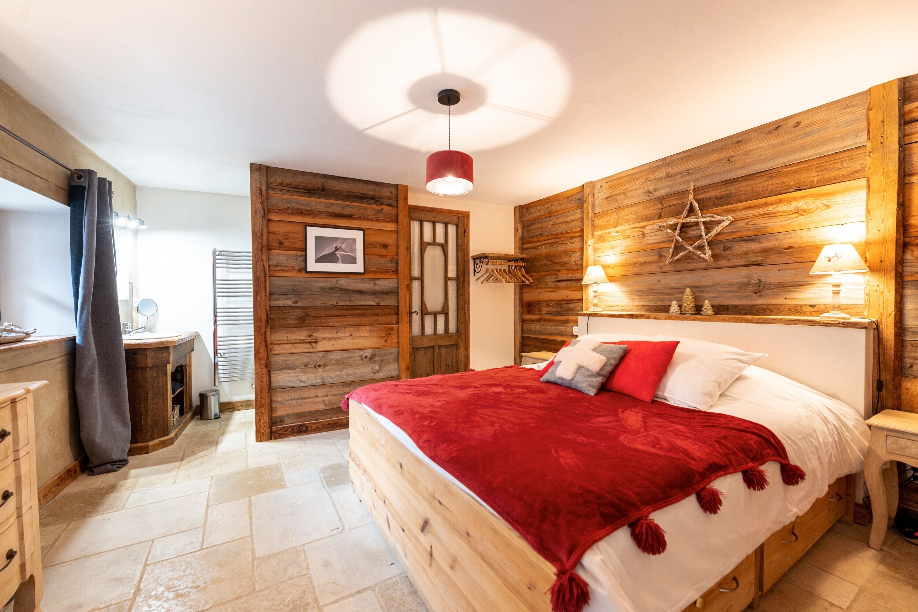 5 Schlafzimmer, Schreibtisch, Bügeleisen/Bügelbrett, kostenloses WLAN