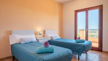 4 bedrooms, iron/ironing board, free WiFi, bed sheets