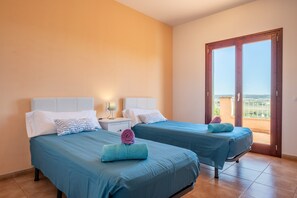 4 bedrooms, iron/ironing board, free WiFi, bed sheets