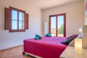 4 bedrooms, iron/ironing board, free WiFi, bed sheets