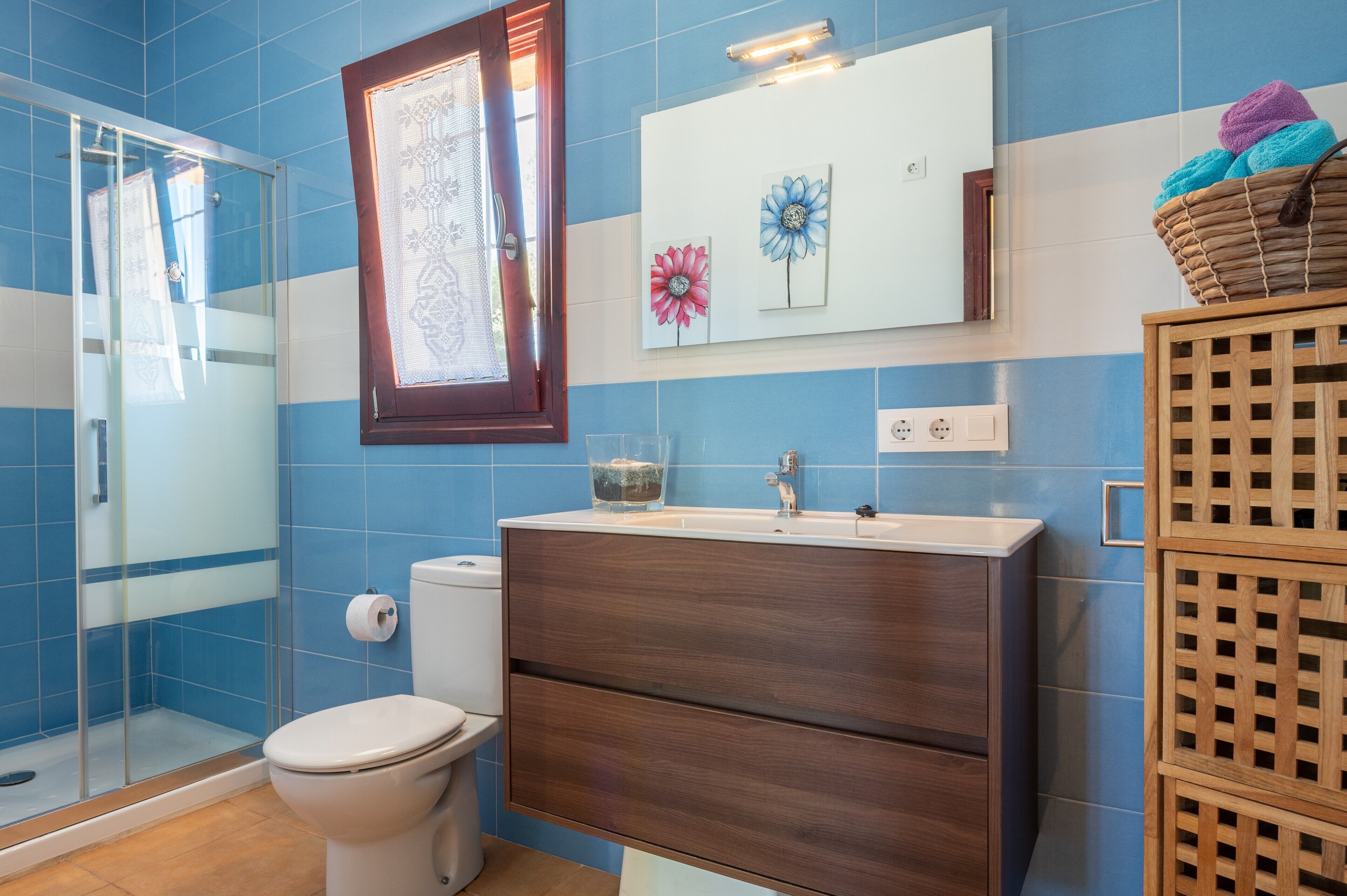 Douche, sèche-cheveux, serviettes fournies