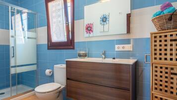 Douche, sĂšche-cheveux, serviettes fournies