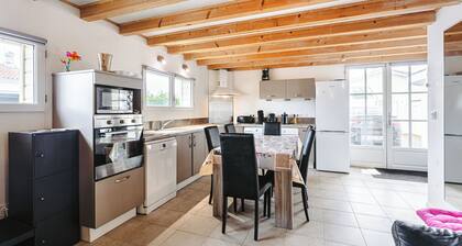 Holiday Home "Maison Boyardville Piscine" with Pool & Wi-Fi
