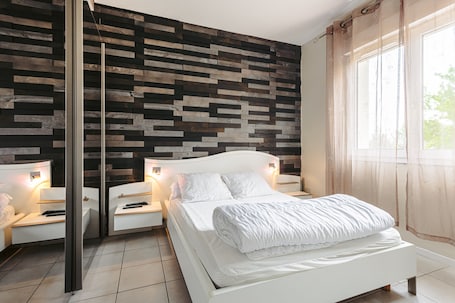 4 bedrooms, iron/ironing board, free WiFi. Beautiful Boyardville House with Heated Pool 900 m from the Beach