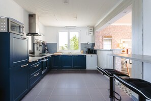 Kylskåp, mikrovågsugn, ugn och spishäll