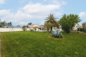 Property grounds - Beautiful Boyardville House with Heated Pool 900 m from the Beach (Saint-Georges-d'Oléron)