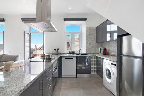 "Appartement traditionnel de 3 chambres" avec vue sur les montagnes, terrasse et Wi-Fi.