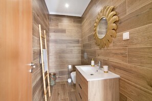 Ducha, secador de pelo, toallas