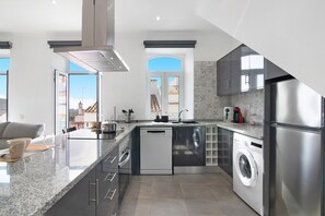 Fridge, microwave, oven, stovetop - Traditional 3-Bedroom Apartment with Mountain View, Private Terrace, and Air Conditioning (Alte)