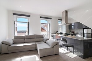 Interior - Traditional 3-Bedroom Apartment with Mountain View, Private Terrace, and Air Conditioning (Alte)