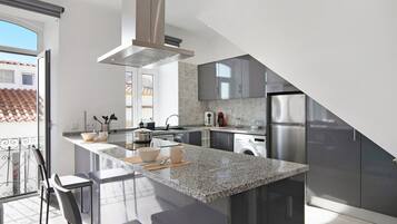 Kühlschrank, Mikrowelle, Ofen, Herdplatte