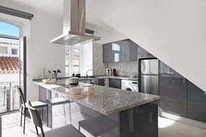 Fridge, microwave, oven, stovetop - Traditional 3-Bedroom Apartment with Mountain View, Private Terrace, and Air Conditioning (Alte)