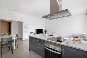 Een koelkast, een magnetron, een oven, een kookplaat