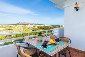 Outdoor dining - Apartment "Sweet Sea" in Port of Alcudia with Shared Pool, Shared Terraces & Wi-Fi (Puerto de Alcudia)