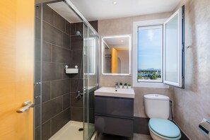 Shower, hair dryer, towels - Apartment "Sweet Sea" in Port of Alcudia with Shared Pool, Shared Terraces & Wi-Fi (Puerto de Alcudia)