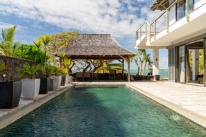 2 개의 야외 수영장