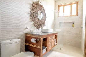 Douche, sèche-cheveux, serviettes fournies