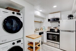 Réfrigérateur, micro-ondes, plaque de cuisson, lave-vaisselle
