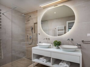 Baignoire, sèche-cheveux, serviettes fournies, savon