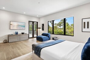 5 habitaciones, escritorio y tabla de planchar con plancha